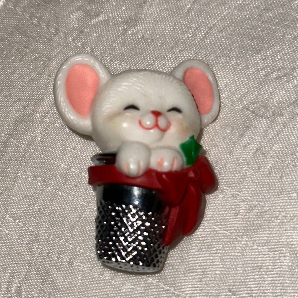 Vtg Hallmark Xmas plastic white mouse in silver thimble with red bow‎ brooch/pin